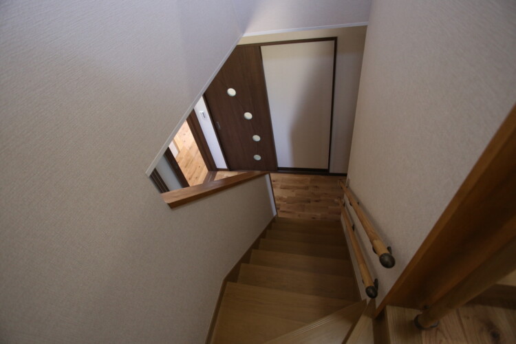 ホール階段とリビング階段と、どっちがいい？①ホール階段のメリット・デメリットをご紹介